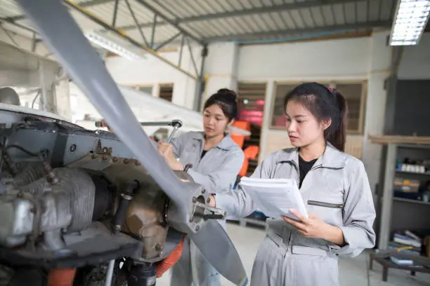 Curso de mecânica de aviões no Bonsucesso